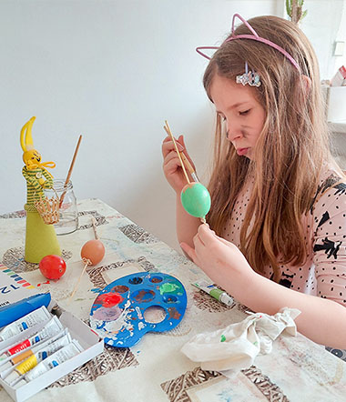Zdobení vajíšek s dětmi akvarelovými barvami