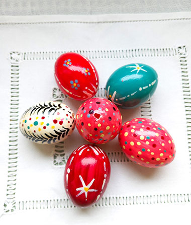 Zdobení velikonočních vajíček s dětmi