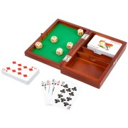 Hrací kostky a karty v dřevěném boxu